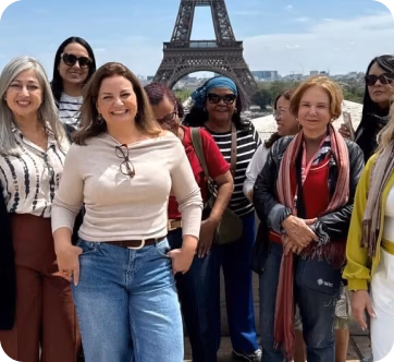 Lígia com alunos na Torre Eiffel