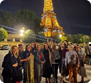 Alunos em Paris à noite